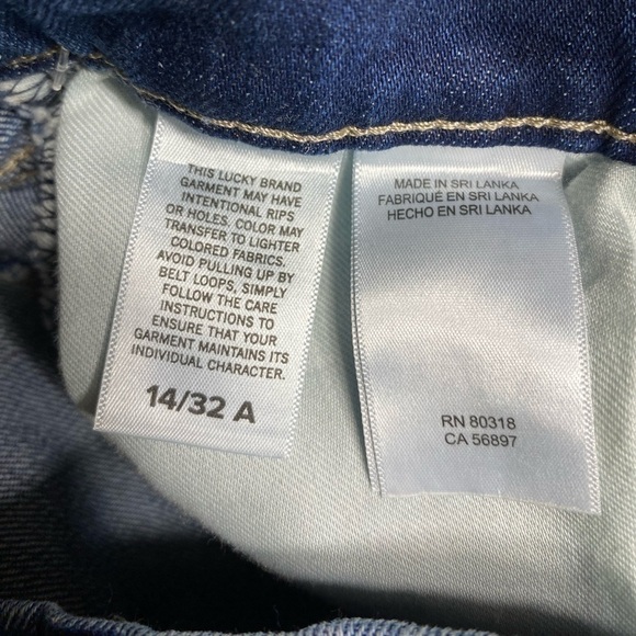 Lucky Brand-NWT “Drew” hi-rise mom jean size 14/32. Just enough distressing! NWT - Picture 11 of 11